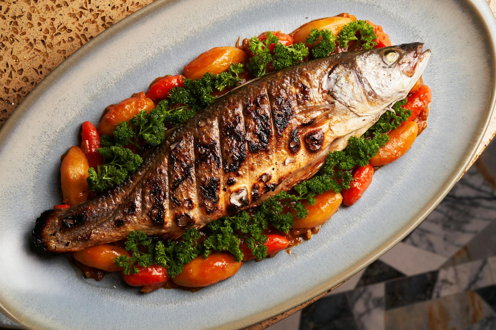 Branzino al forno — frischer Wolfsbarsch